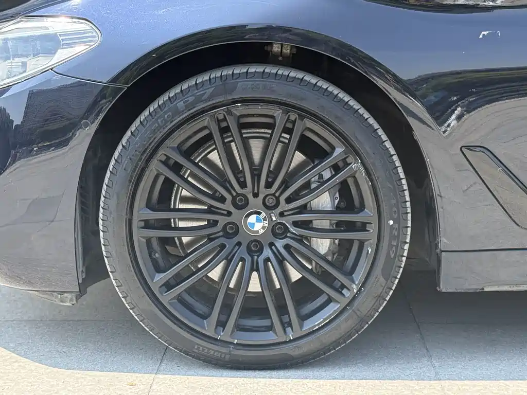 BMW 5 Series 2018 — фото 14