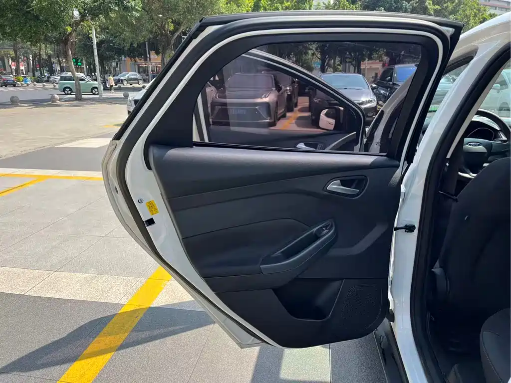 Ford Focus 2019 — фото 14