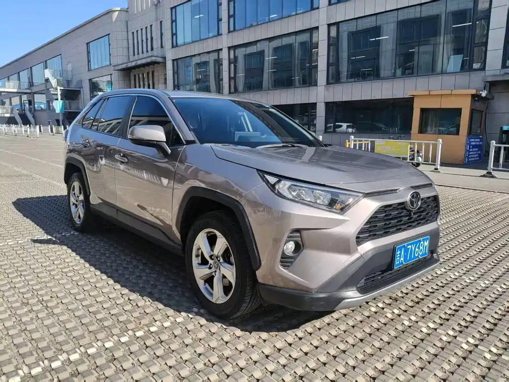 Toyota RAV4 2021 — фото 2