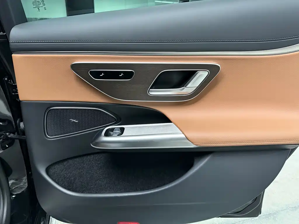 Mercedes-Benz E-Class 2025 — фото 15