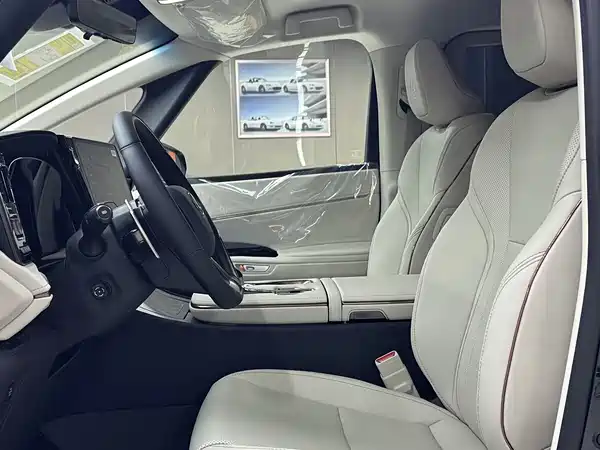 Lexus LM 2025