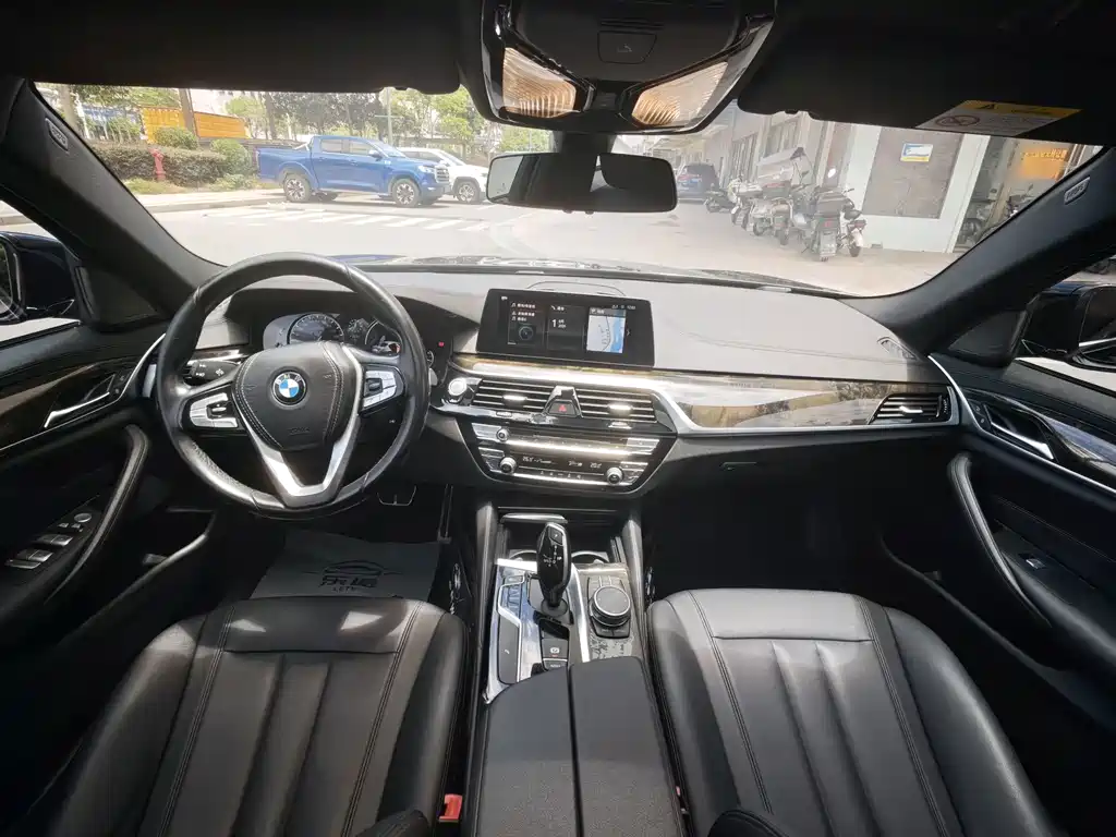 BMW 5 Series 2018 — фото 8