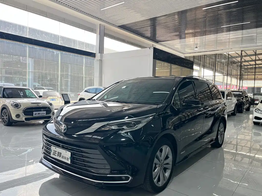 Toyota Sienna 2023 — фото 1