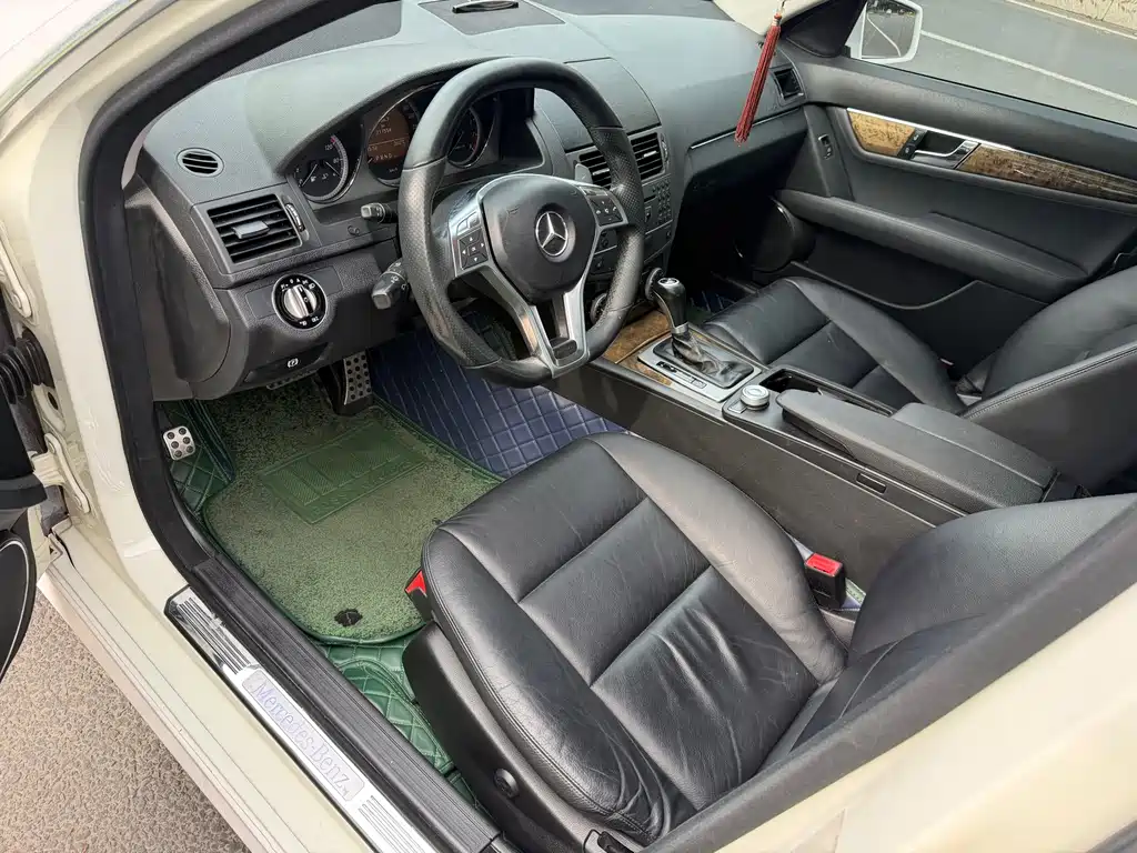 Mercedes-Benz C-Class 2010 — фото 10