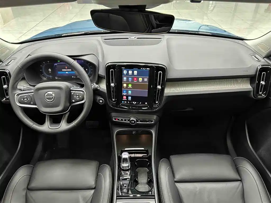 Volvo XC40 2023 — фото 2