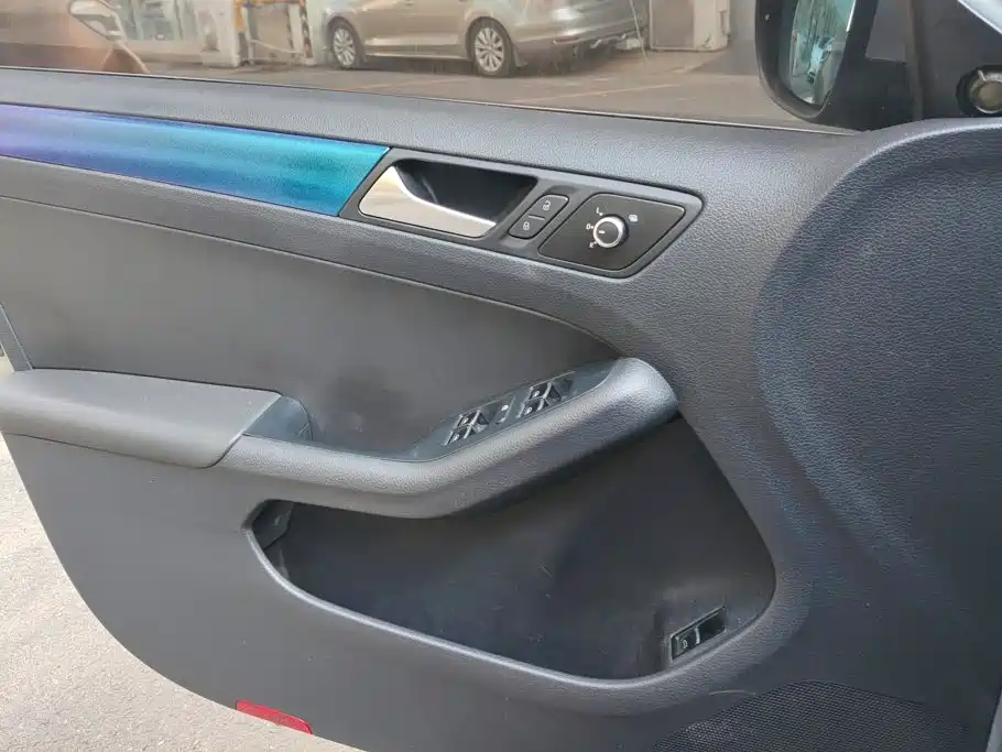 Volkswagen Sagitar 2015