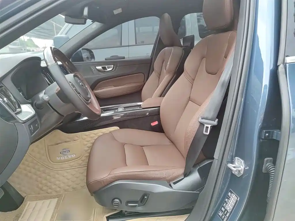 Volvo XC60 2021 — фото 15