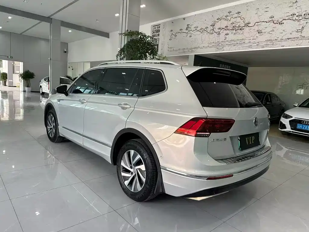 Volkswagen Tiguan L Plug-In Hybrid 2021 — фото 7
