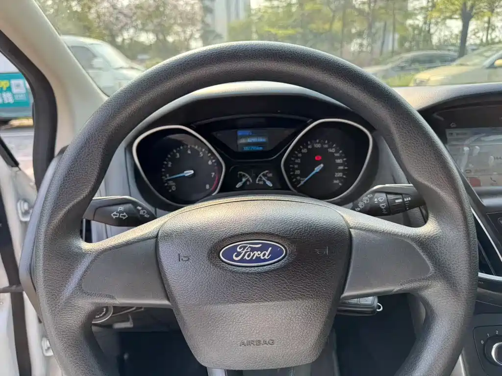 Ford Focus 2018 — фото 12