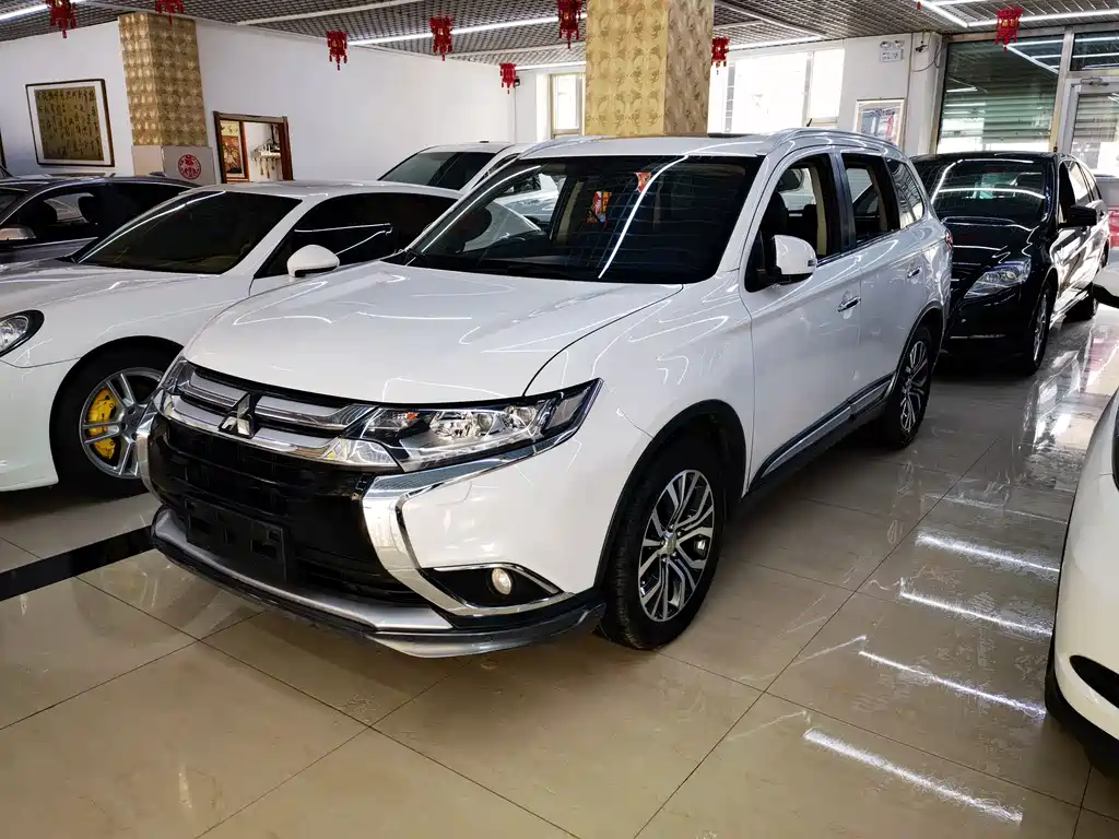 Mitsubishi Outlander 2017 — фото 1