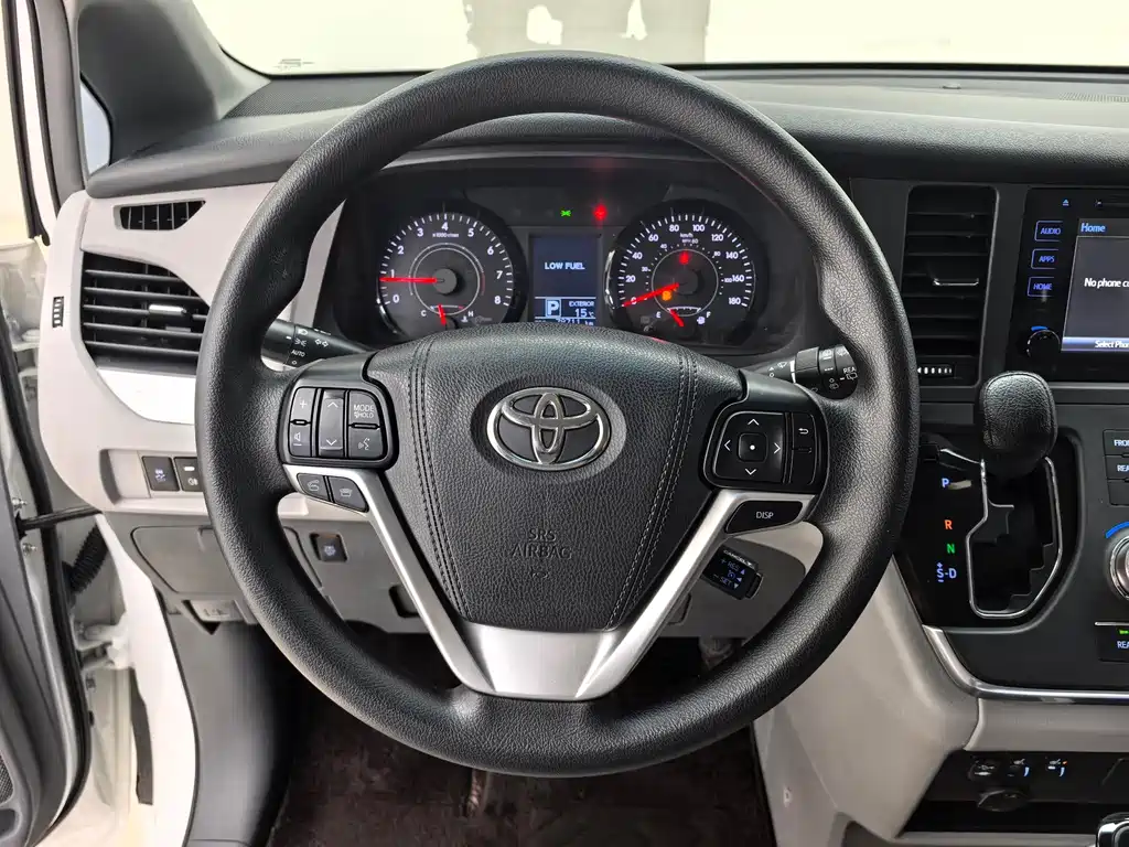 Toyota Sienna 2017 — фото 13