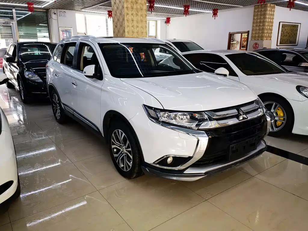 Mitsubishi Outlander 2017 — фото 3