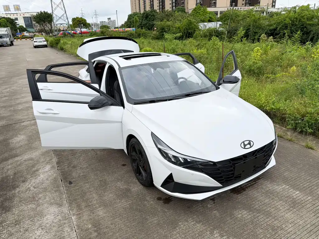Hyundai Elantra 2023 — фото 17