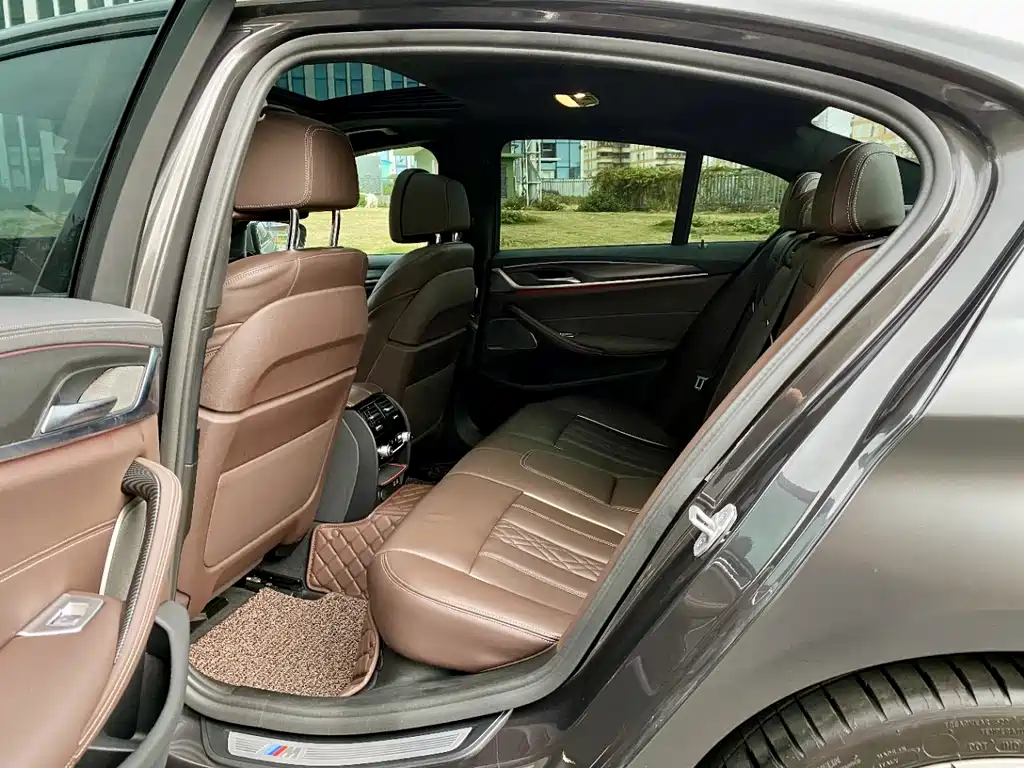 BMW 5 Series 2022 — фото 10