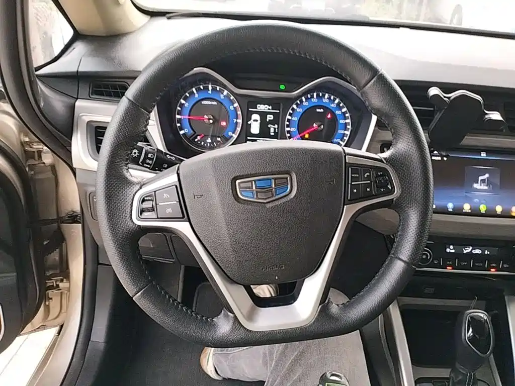 Geely Vision X3 2018 — фото 11