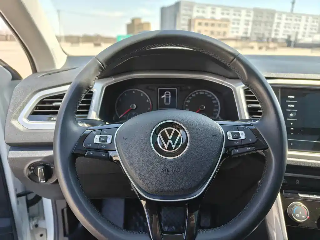 Volkswagen T-Roc 2023 — фото 11