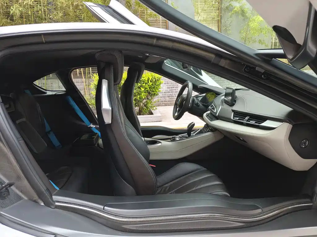 BMW i8 2017 — фото 11