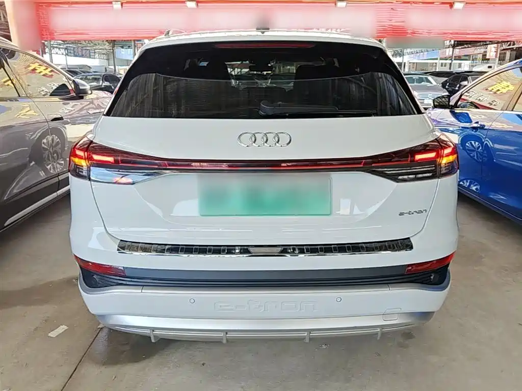 Audi Q4 e-tron 2023 — фото 6