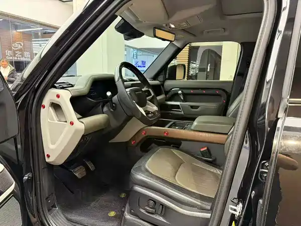Land Rover Defender 2023