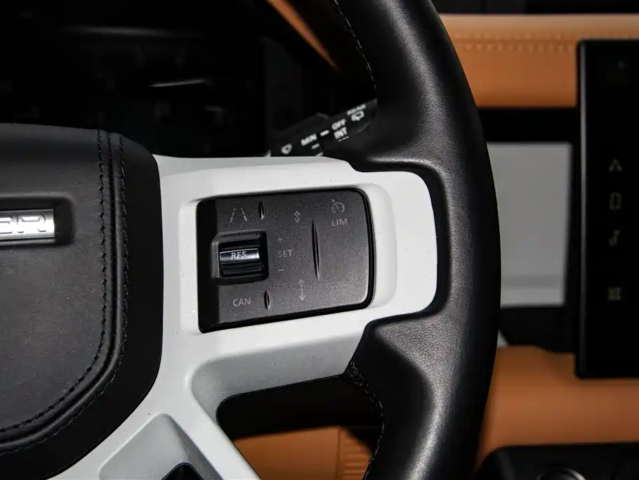Land Rover Defender 2023 — фото 29