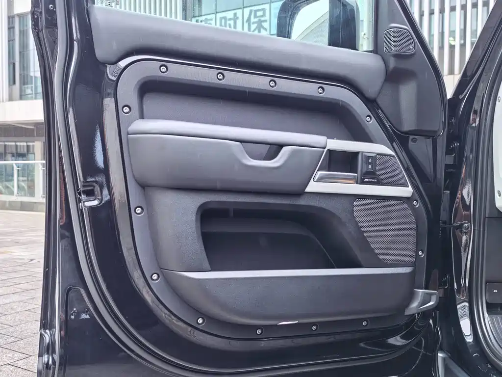 Land Rover Defender 2023