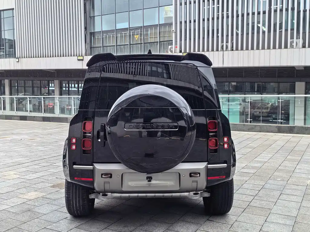 Land Rover Defender 2023 — фото 16