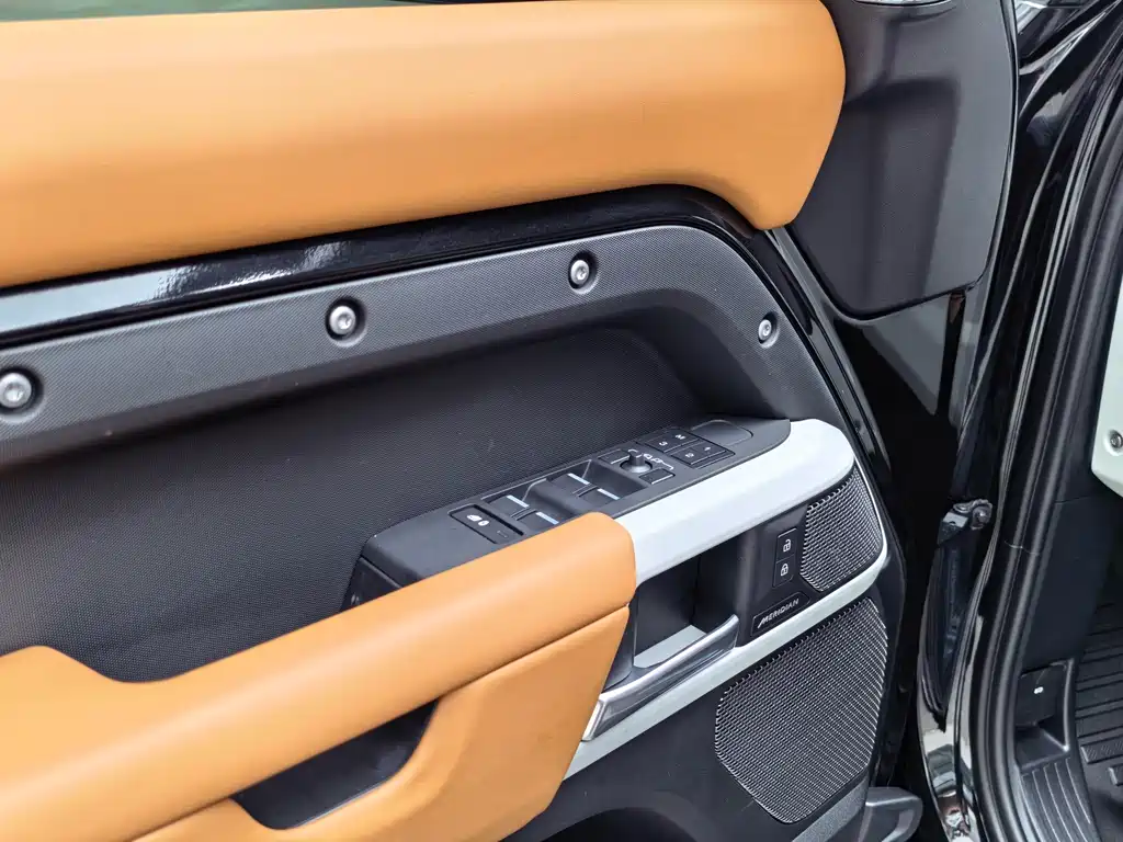 Land Rover Defender 2024
