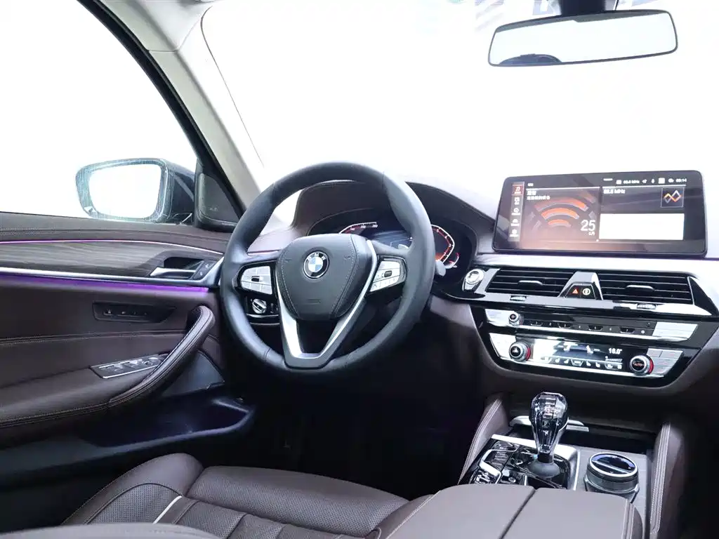 BMW 5 Series 2022 — фото 14