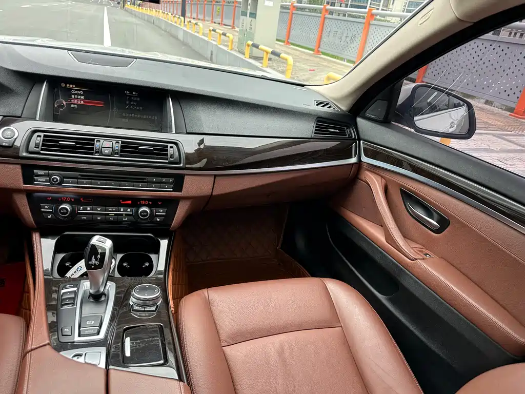 BMW 5 Series 2015 — фото 10