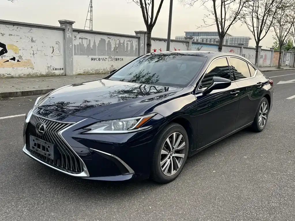 Lexus ES 2020 — фото 1