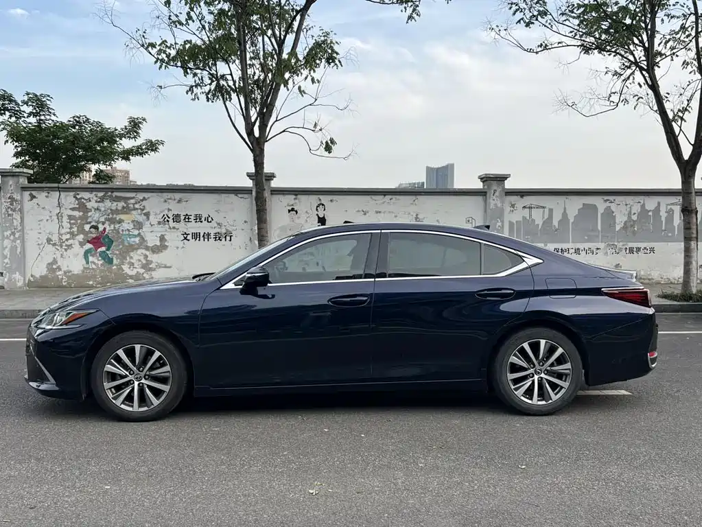 Lexus ES 2020 — фото 16