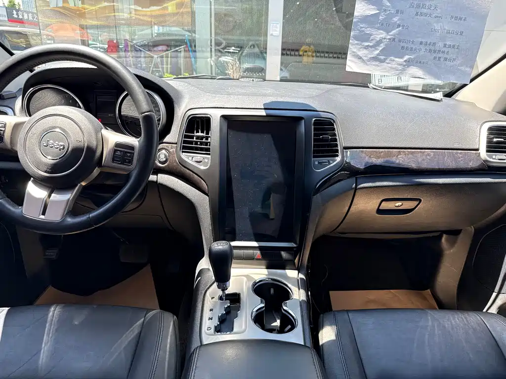 Jeep Grand Cherokee 2012 — фото 9