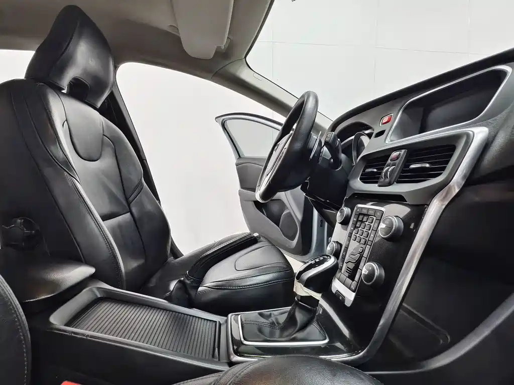 Volvo V40 2016 — фото 15