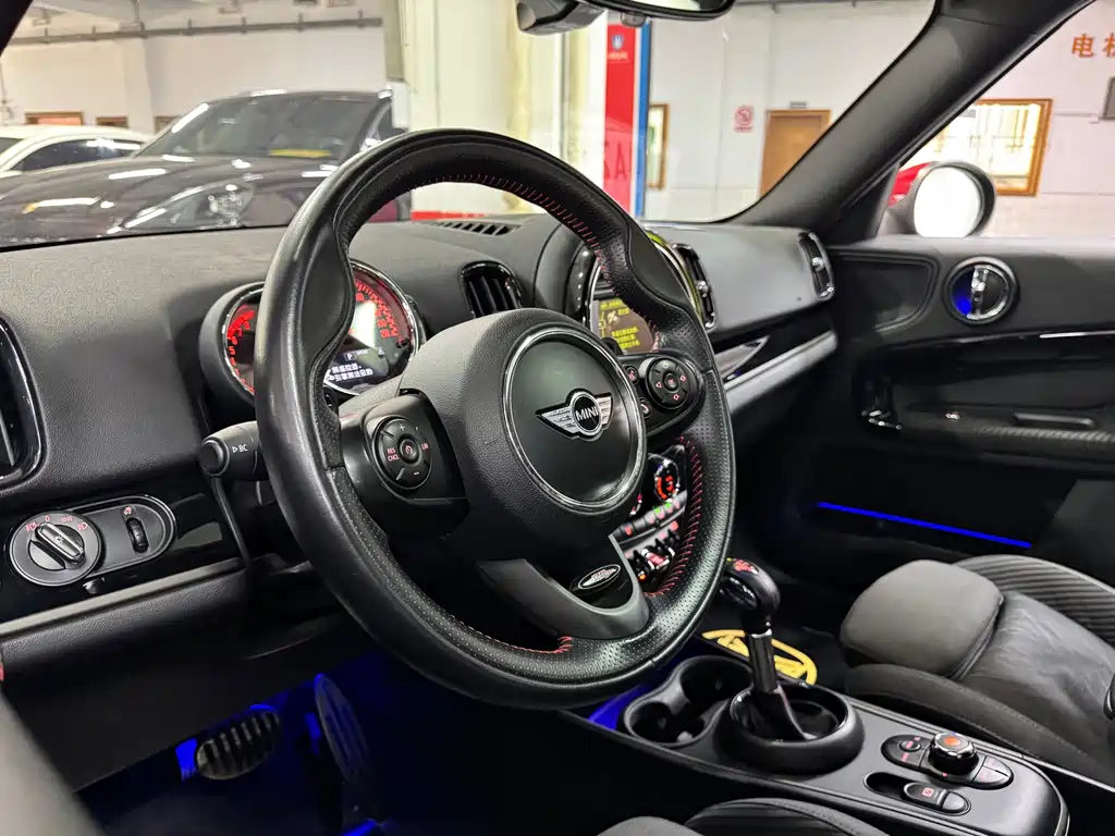 MINI JCW Countryman 2018 — фото 18