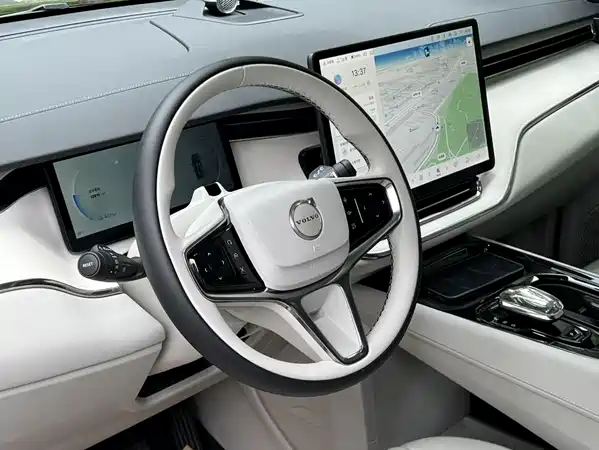 Volvo EM90 2024