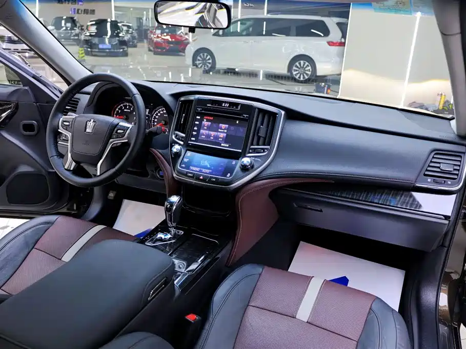 Toyota Crown 2017 — фото 19