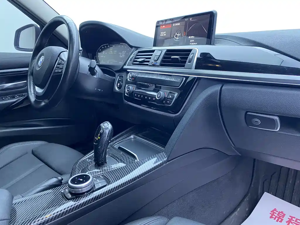 BMW 3 Series 2018 — фото 11