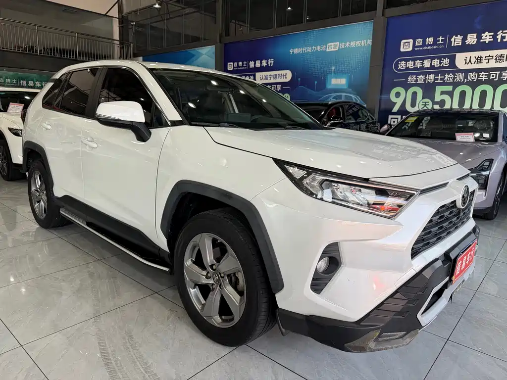 Toyota RAV4 2021 — фото 3