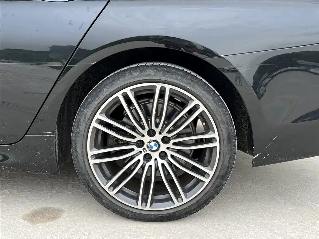 BMW 5 Series 2018 — фото 17