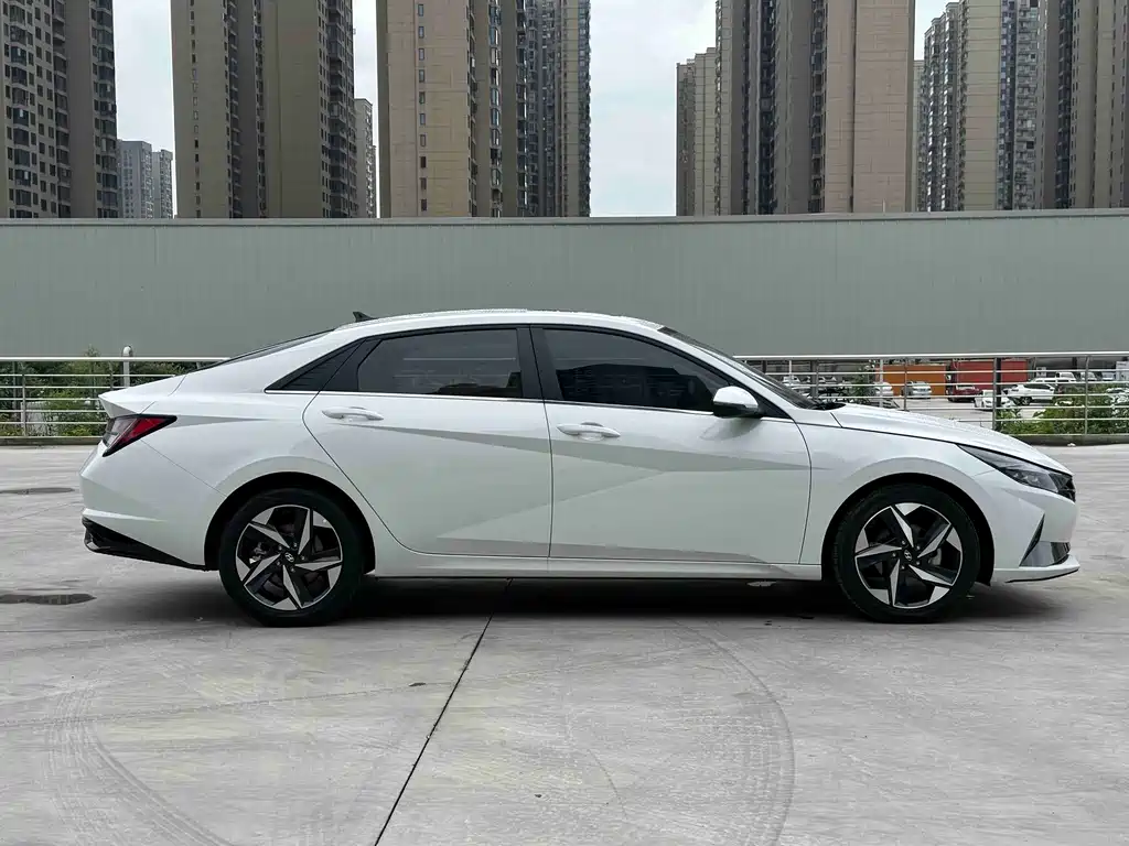 Hyundai Elantra 2023 — фото 8