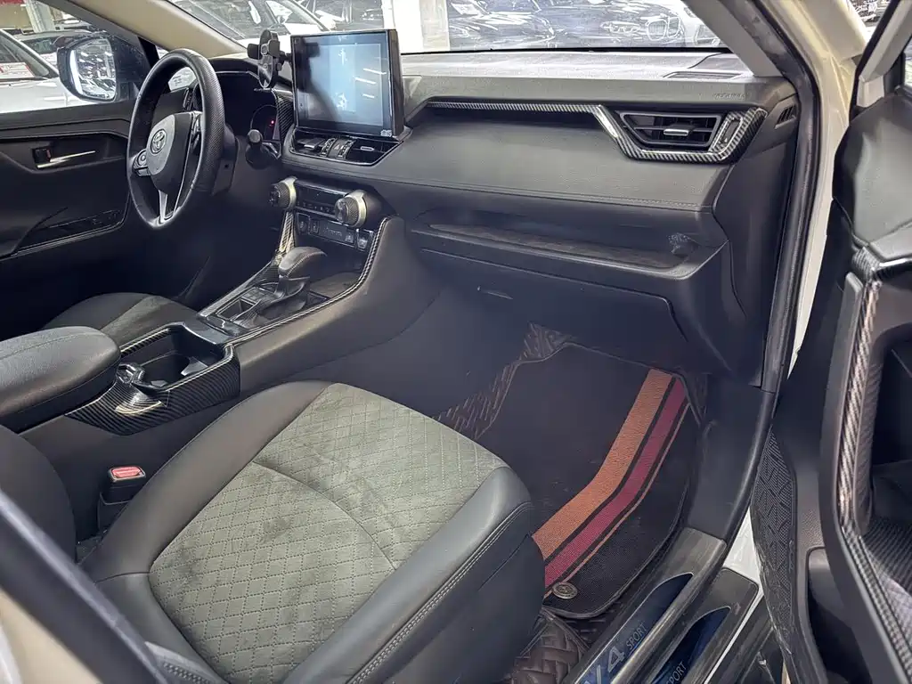Toyota RAV4 2022 — фото 17