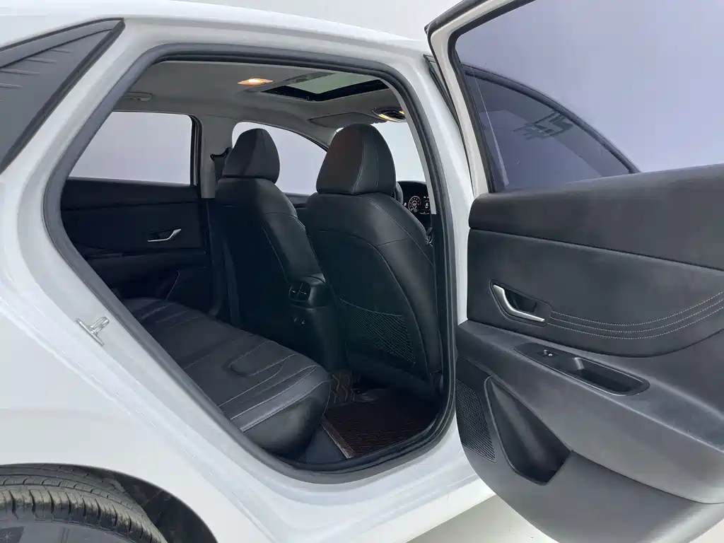 Hyundai Elantra 2022 — фото 17