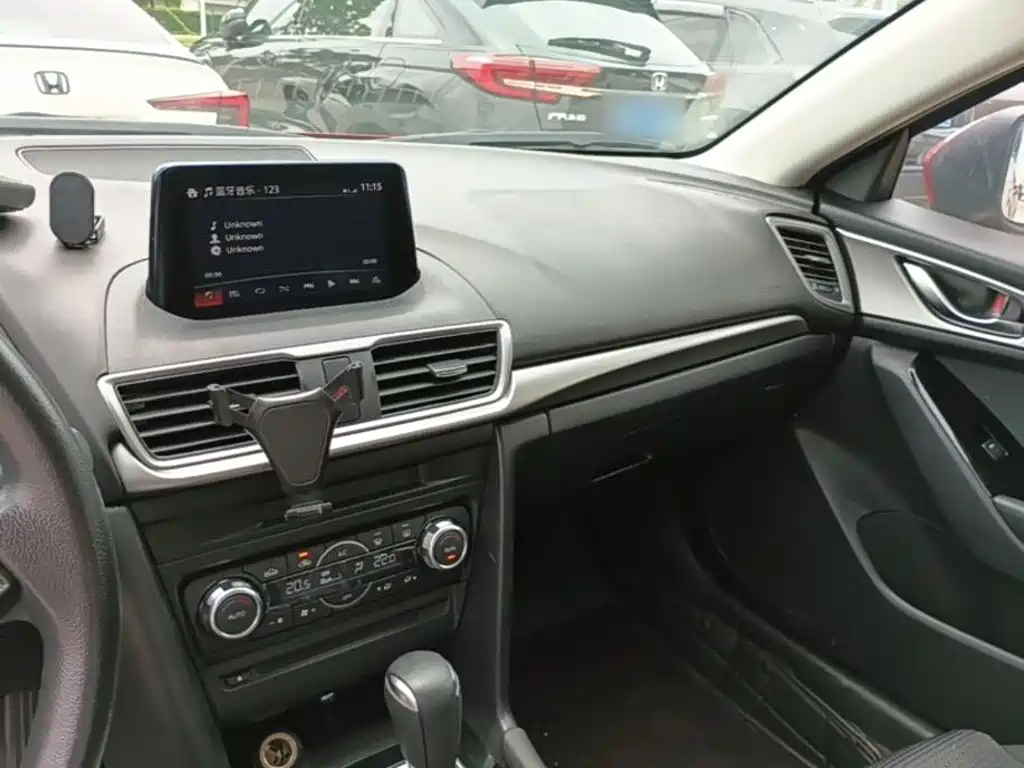 Mazda 3 Axela 2018 — фото 10