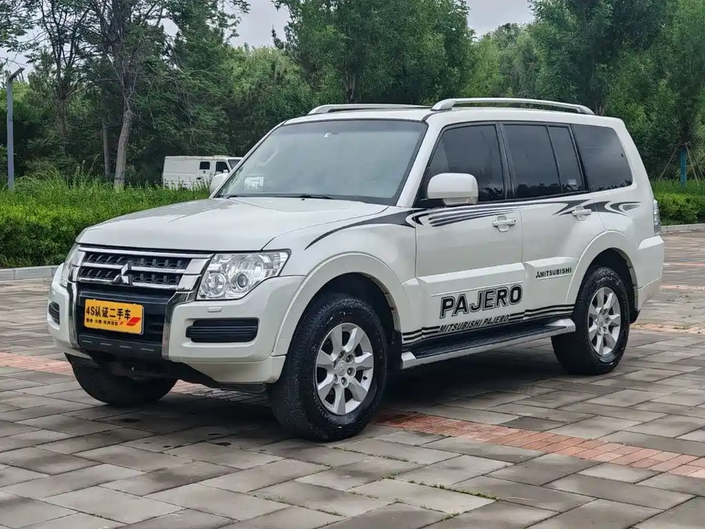 Mitsubishi Pajero 2016