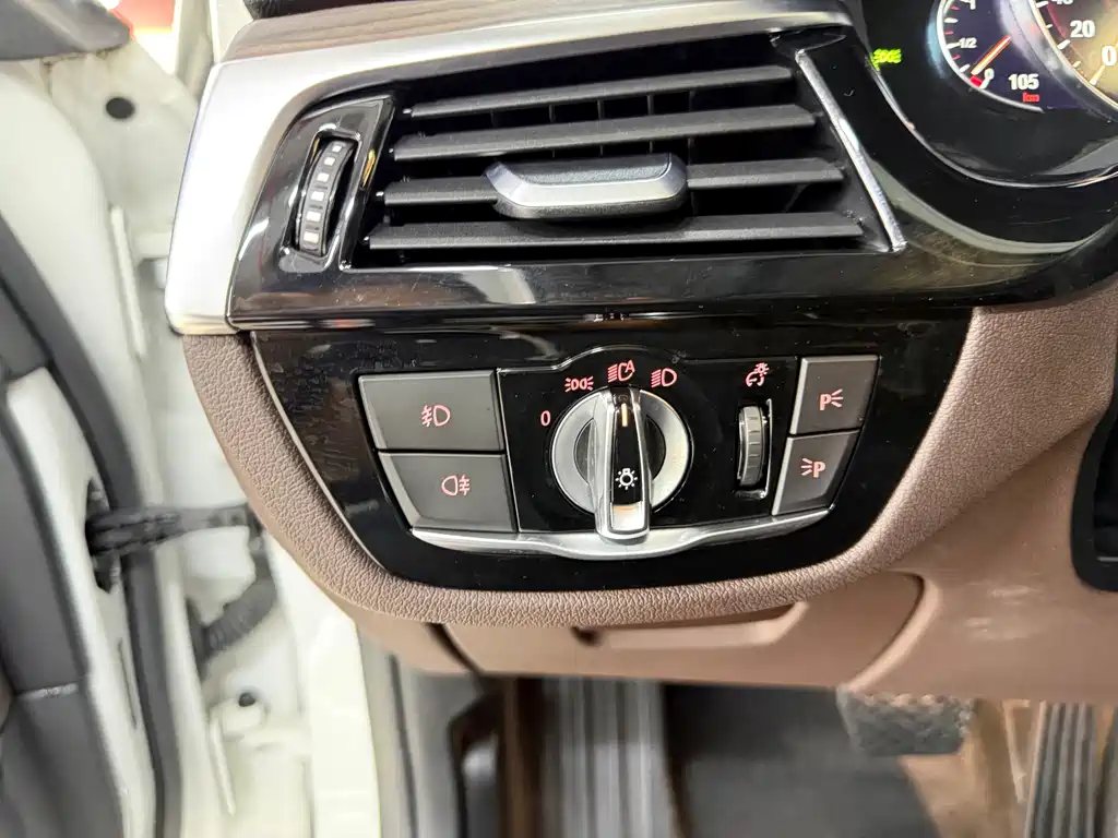 BMW 5 Series 2017 — фото 11