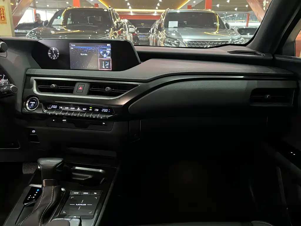 Lexus UX 2021 — фото 10
