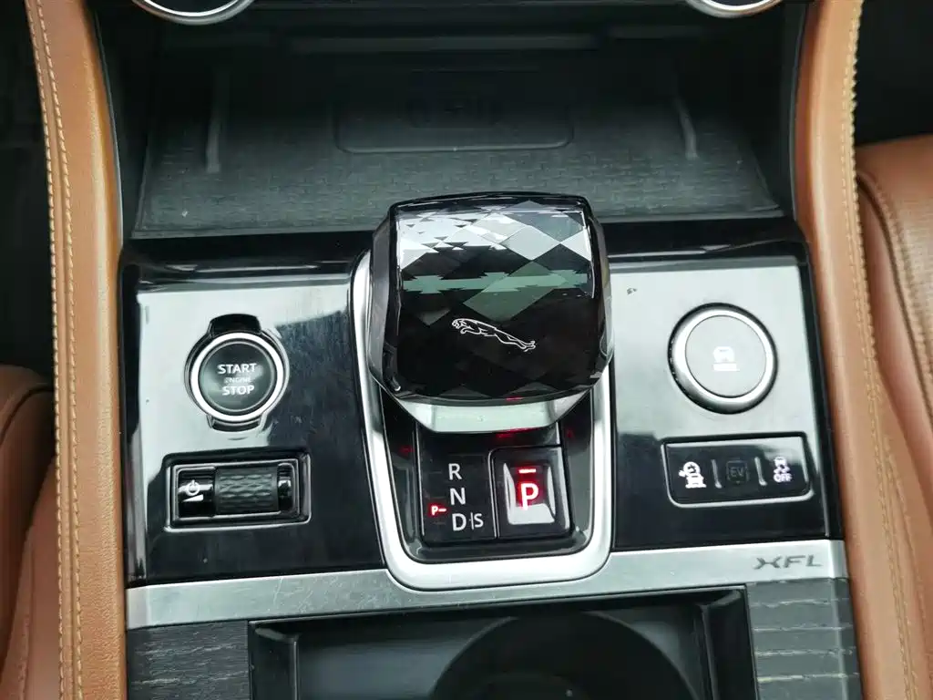 Jaguar XFL 2022 — фото 13
