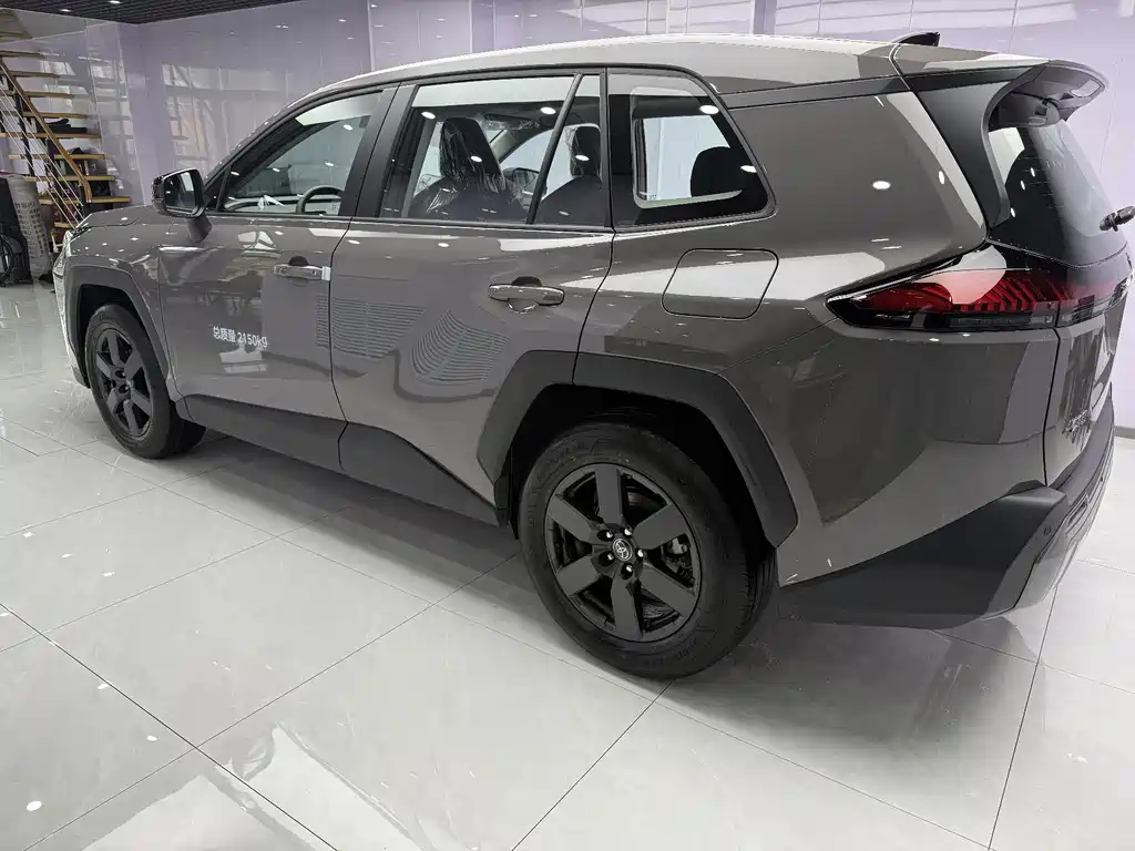 Toyota RAV4 — фото 8