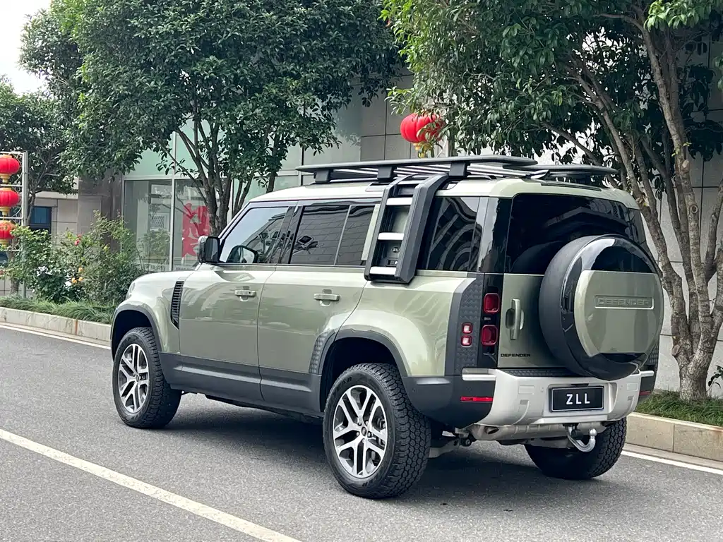 Land Rover Defender 2024