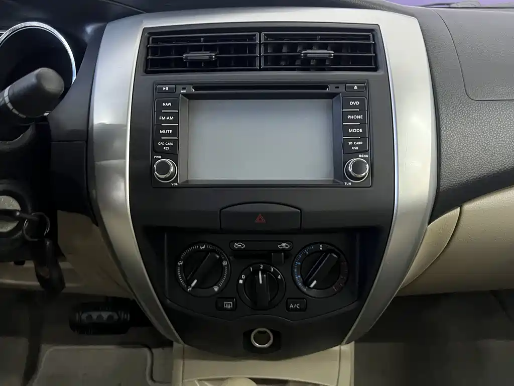 Nissan Livina 2013 — фото 19